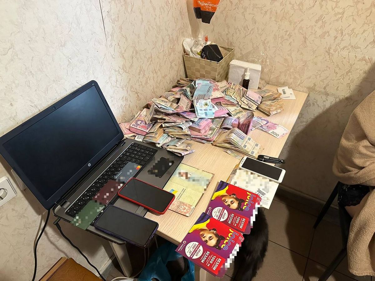 Шахраї видурювали гроші в пенсіонерів, які в інтернеті купували БАДи
