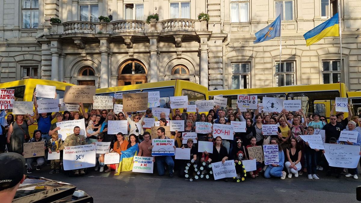 Після пікетів активістів Львівська ОВА зобов'язала переглянути доцільність закупівель