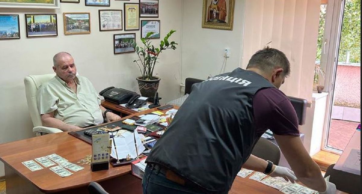 Начальника обласного бюро судмедекспертизи Закарпаття викрили на хабарі