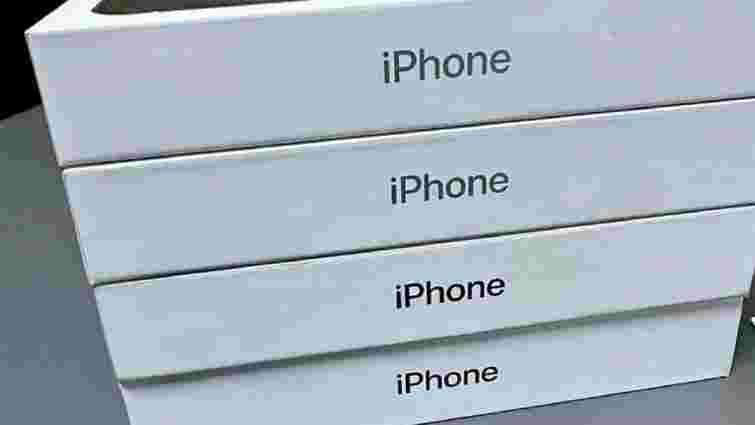 На буковинському кордоні митники вилучили контрабандні iPhone 15 Pro Max
