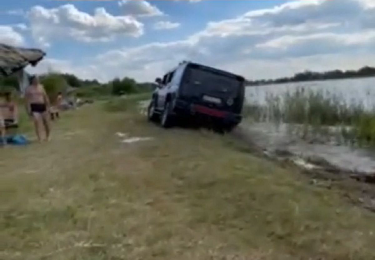 Водій позашляховика Hummer заплатить 7,2 тис. грн за їзду берегом Світязя