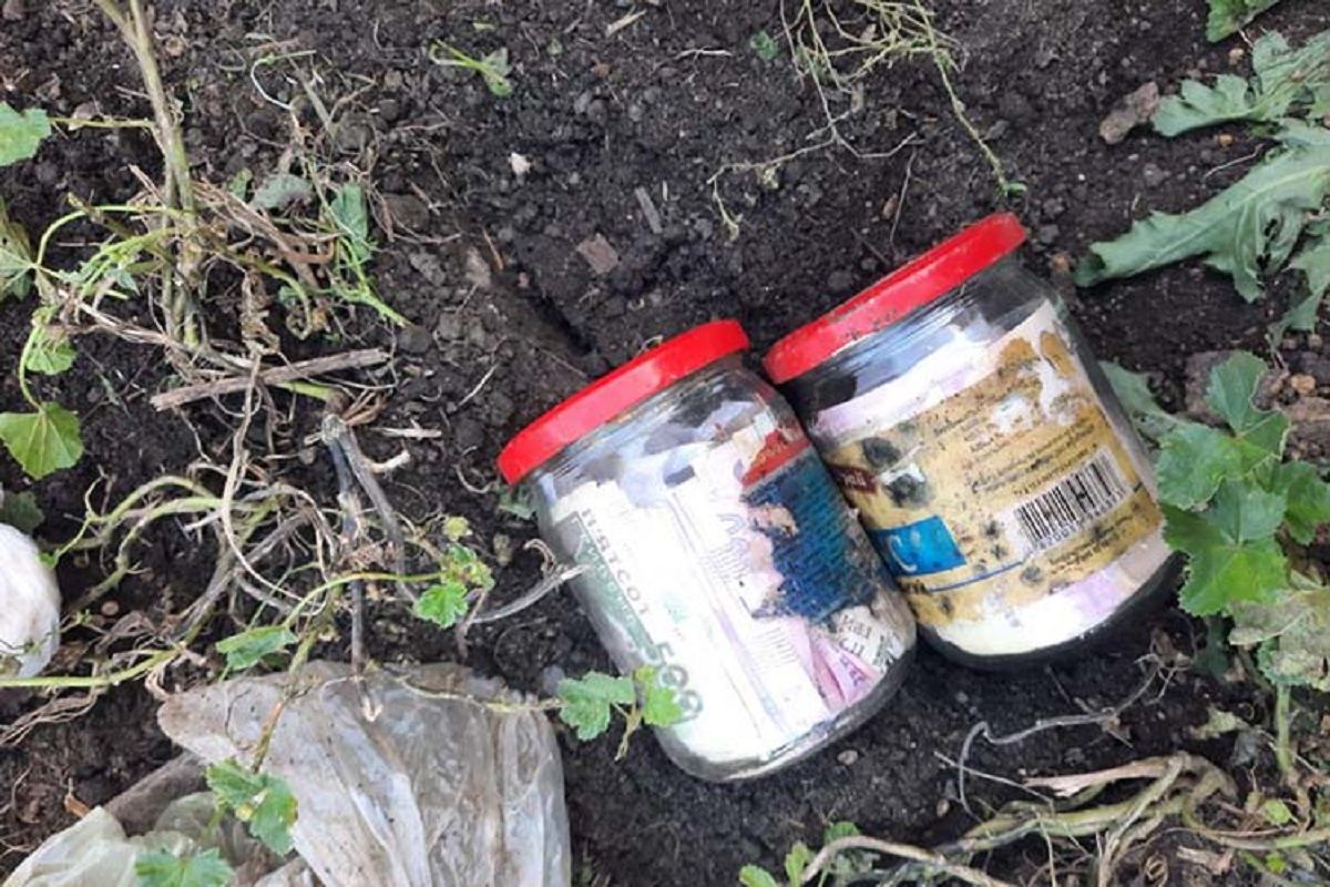 Тернопільчанка звинуватила сусіда в крадіжці, бо забула, де закопала на подвір'ї гроші