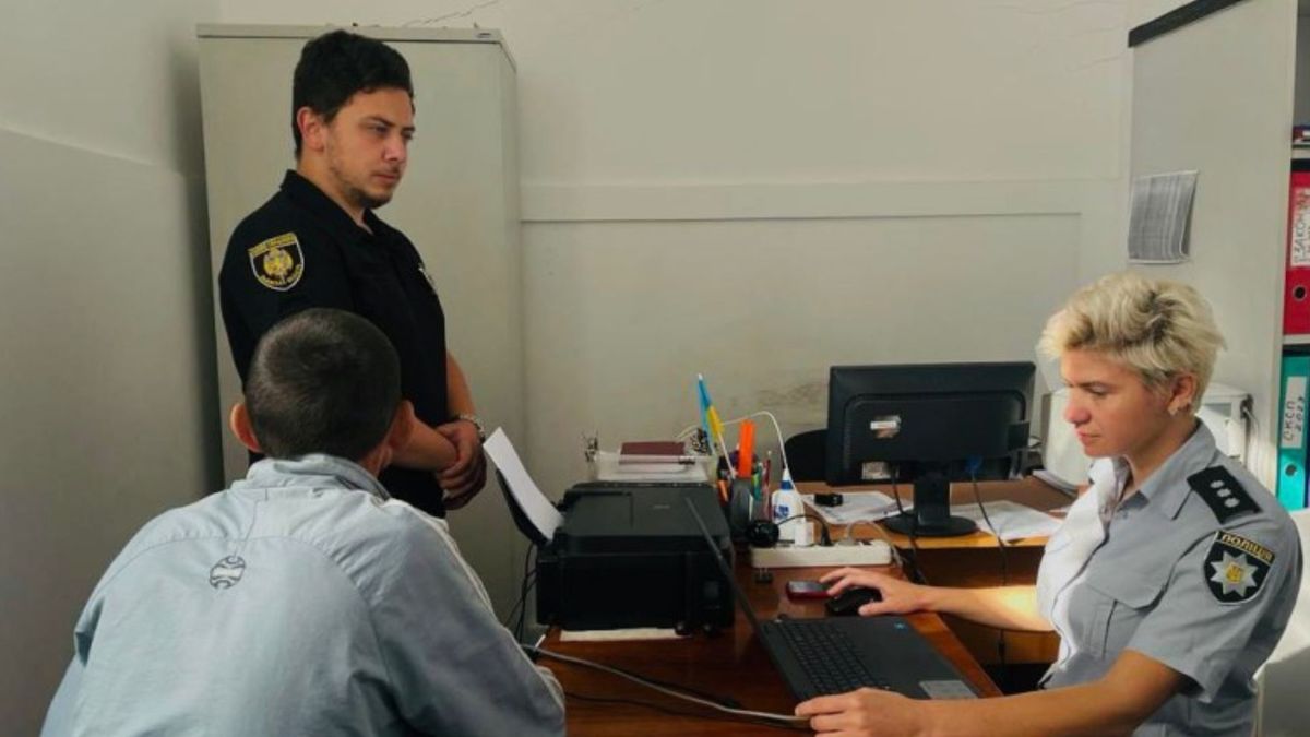 39-річний львів'янин видурював гроші на продажі військового спорядження

