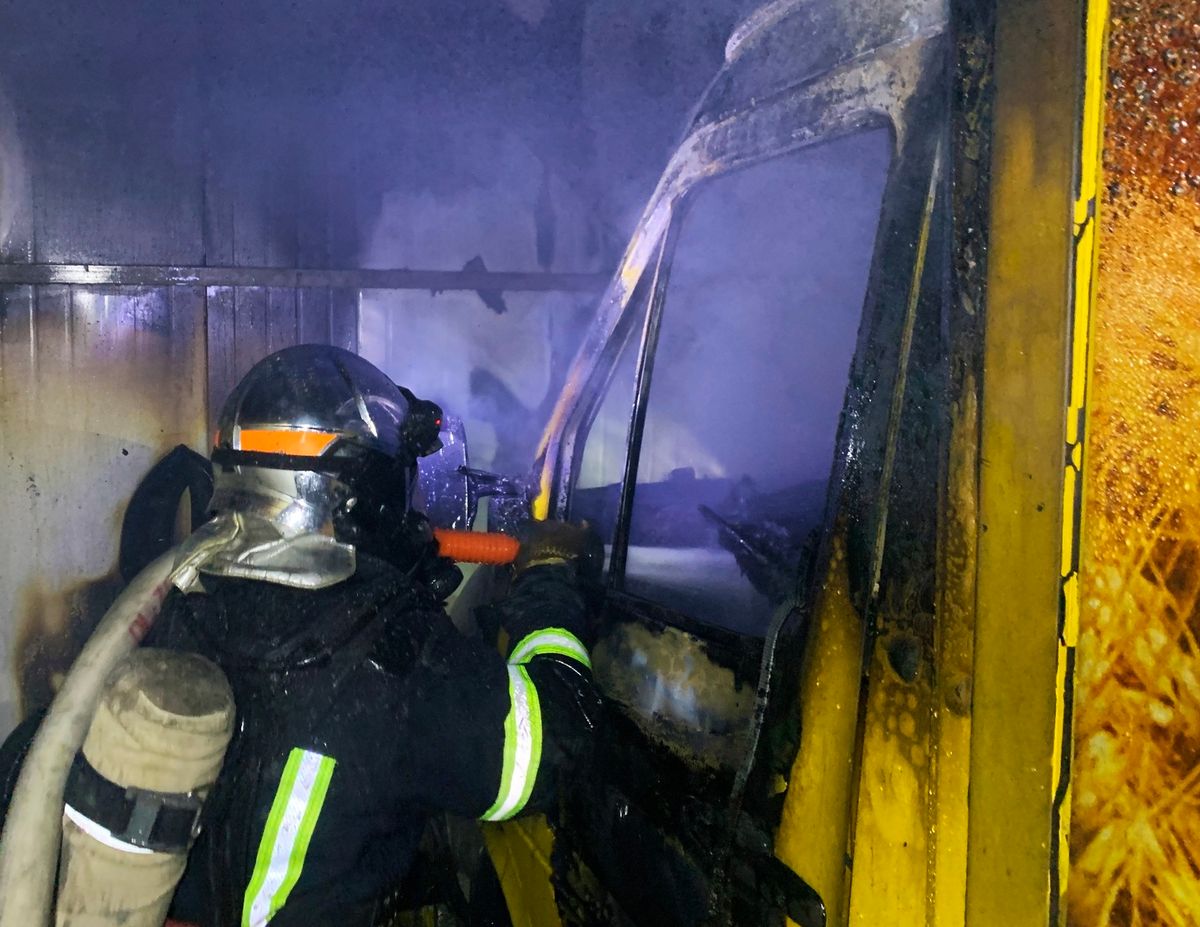 В Чернівцях в пожежі згоріло п'ять хлібних фургонів «Агробізнесу»