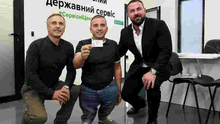 На Львівщині перший випускник Автошколи для людей з інвалідністю отримав посвідчення водія