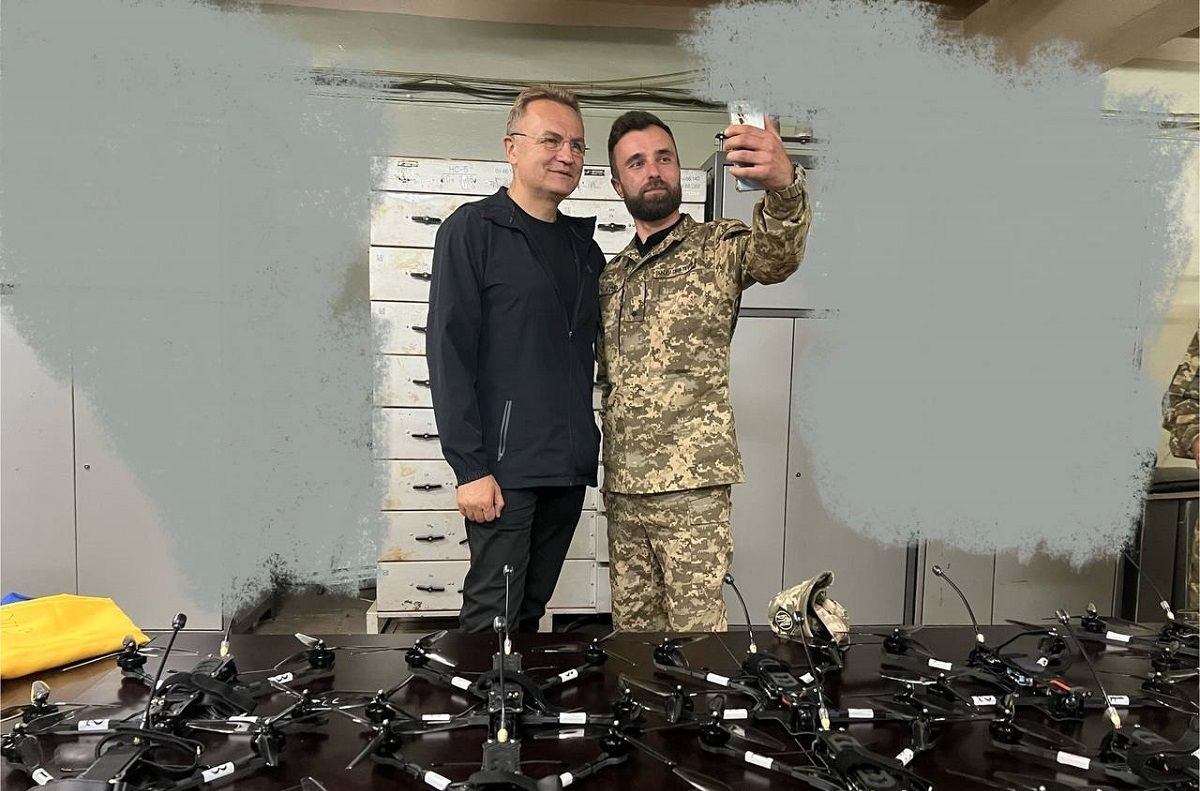 Мер Львова передав захисникам на передовій 100 дронів від громади міста