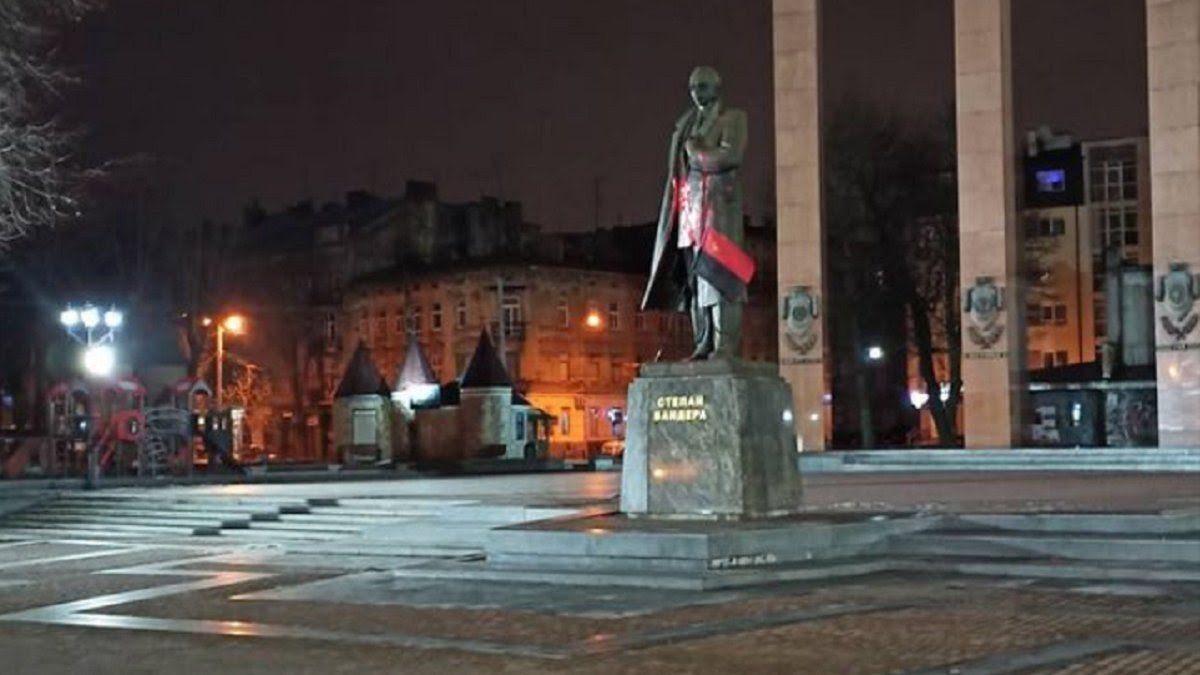 У Львові винесли вирок айтівиці за наругу над пам’ятником Бандері