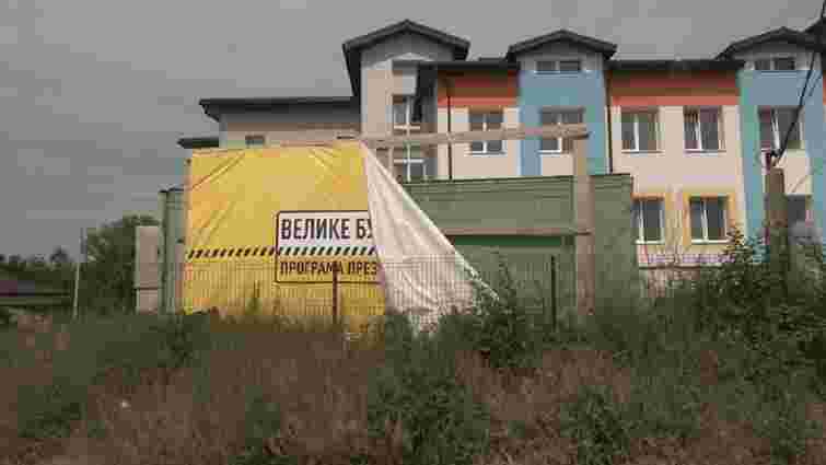 На Прикарпатті екс-чиновника й забудовника підозрюють у крадіжці 10 млн грн на будівництві школи