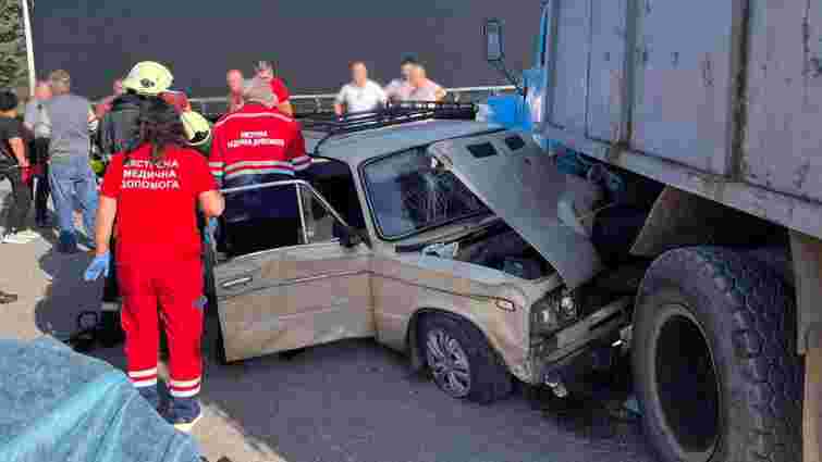 У ДТП на Золочівщині зіткнулись дві вантажівки та легковий автомобіль