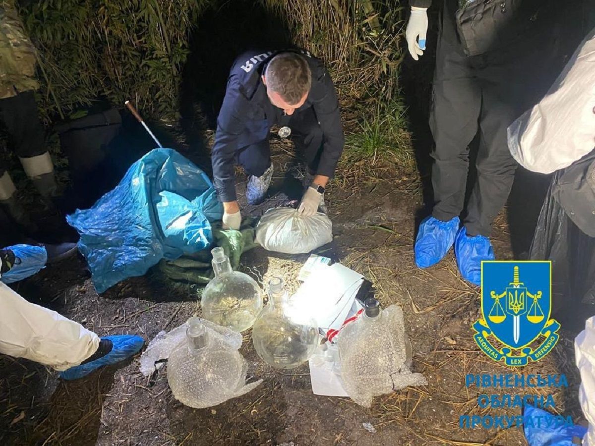 Двоє мешканців Рівненщини облаштували нарколабораторію в чагарнику за селом