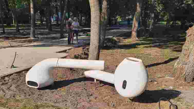 У сквері в Ковелі встановили арт-об'єкт у вигляді навушників AirPods