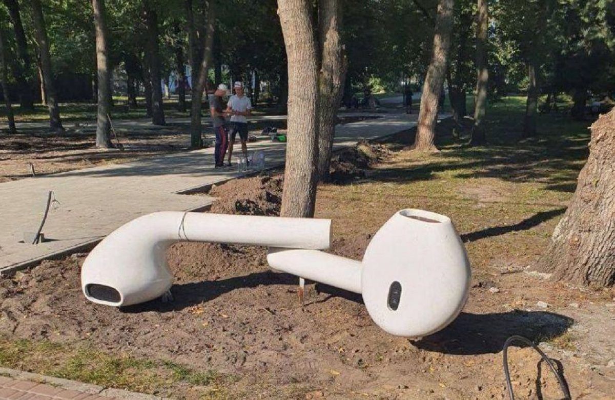 У сквері в Ковелі встановили арт-об'єкт у вигляді навушників AirPods