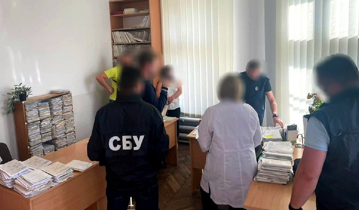 Медики з Самбора і Турки за хабарі призначали інвалідність ухилянтам