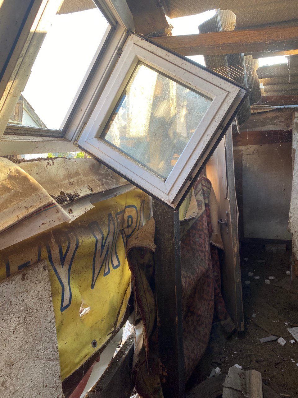 Наслідки прильоту російського снаряду на ферму