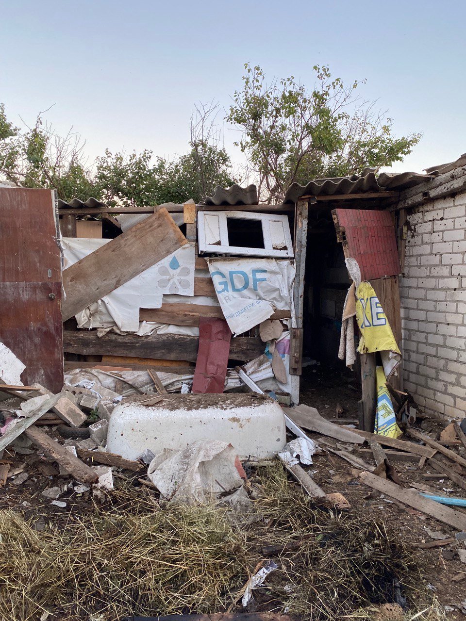 Наслідки прильоту російського снаряду на ферму