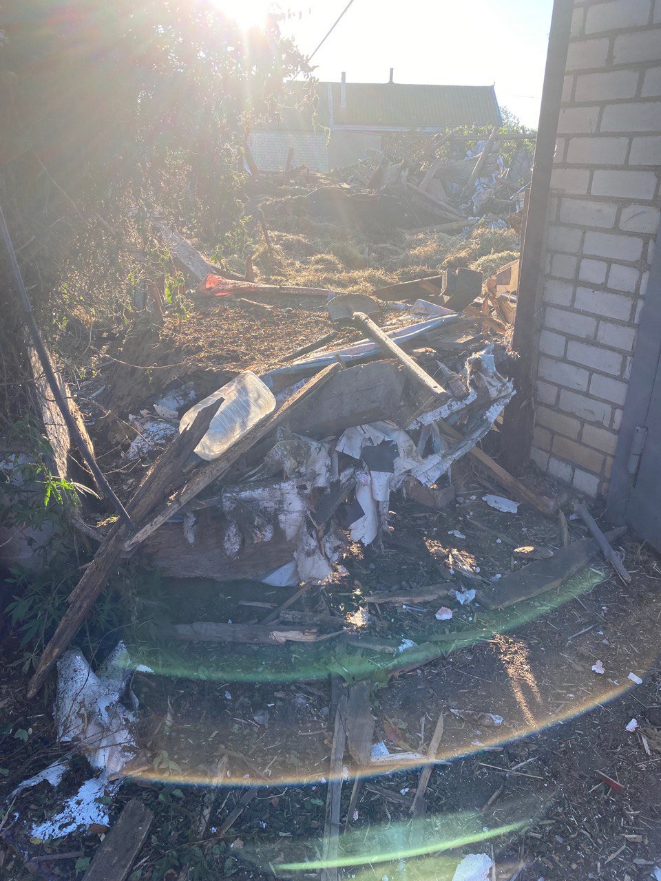 Наслідки прильоту російського снаряду на ферму