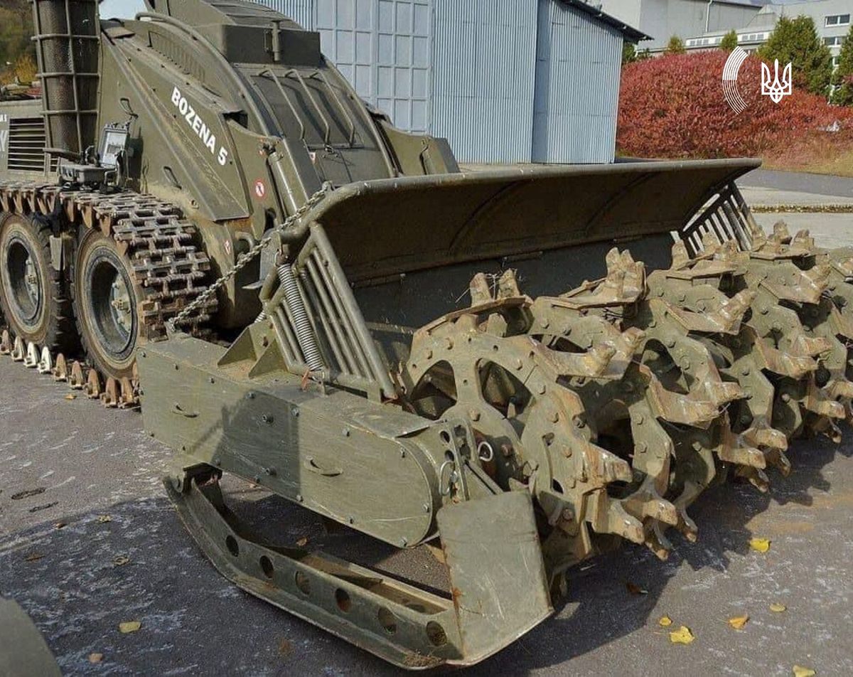 Словацькі волонтери зібрали гроші на машину розмінування для України
