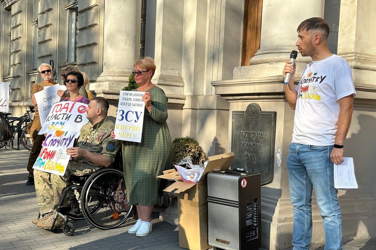 Громадські активісти вчетверте прийшли під ЛОВА вимагати скасування некритичних витрат 