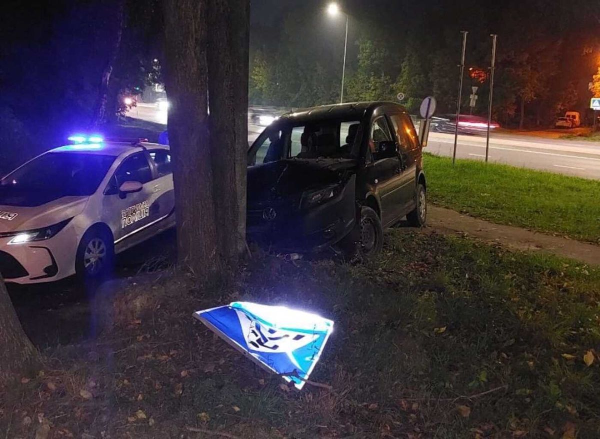 Водій Volkswagen зі смертельною дозою алкоголю зніс дорожній знак у Львові