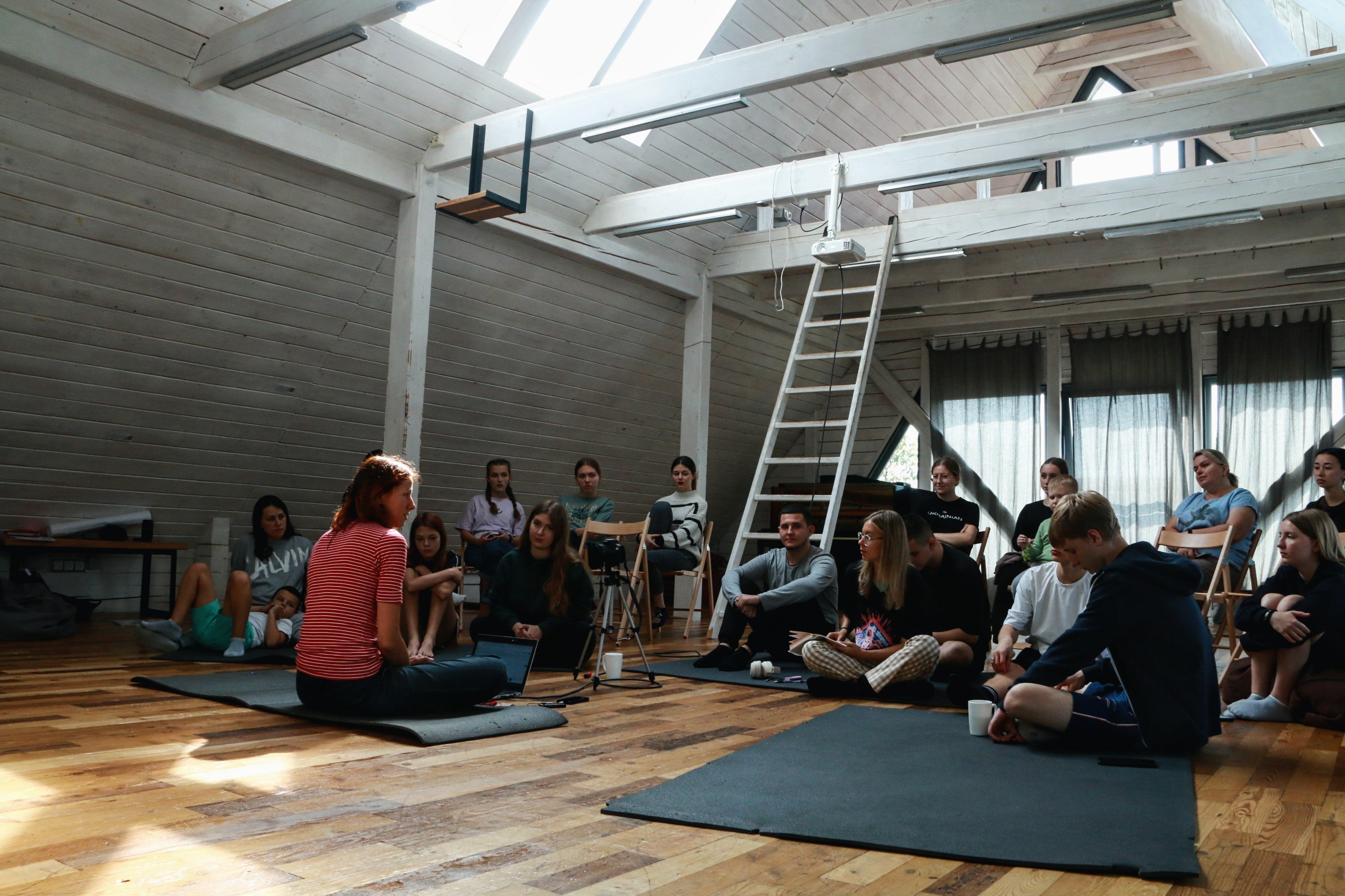 Олена Максименко та підлітки (Фото ZAXID.NET)