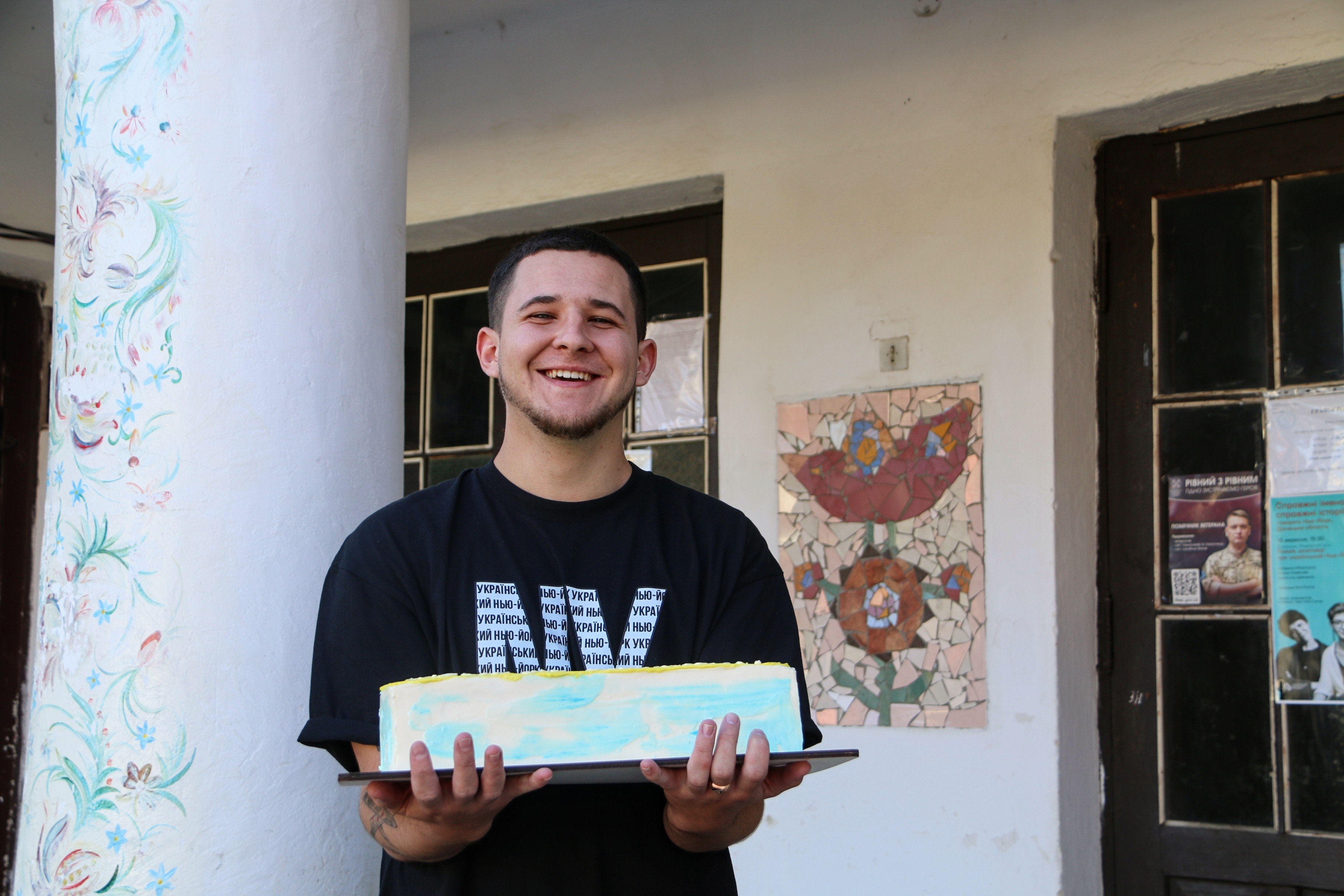 Андрій з тортом, який передали мешканці Нью-Йорка (фото ZAXID.NET)