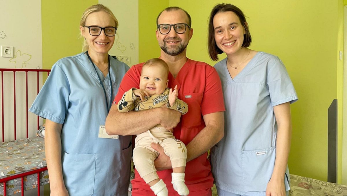 Львівські лікарі врятували семимісячну дівчинку з критичною кістою легень