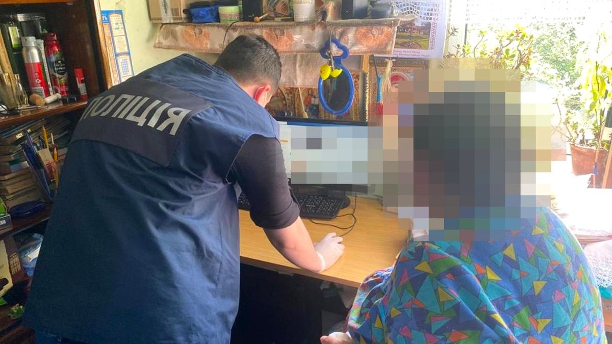 В Коломиї кіберполіцейські затримали жінку за поширення комуністичної символіки