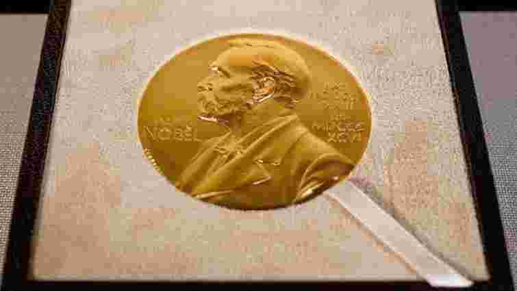 Нобелівську премію з медицини отримали вчені, які допомогли розробити вакцини проти Covid-19
