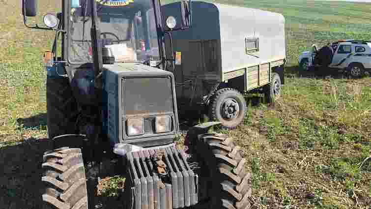 Охоронець агропідприємства на Хмельниччині викрав трактор і втік на ньому в сусідню область