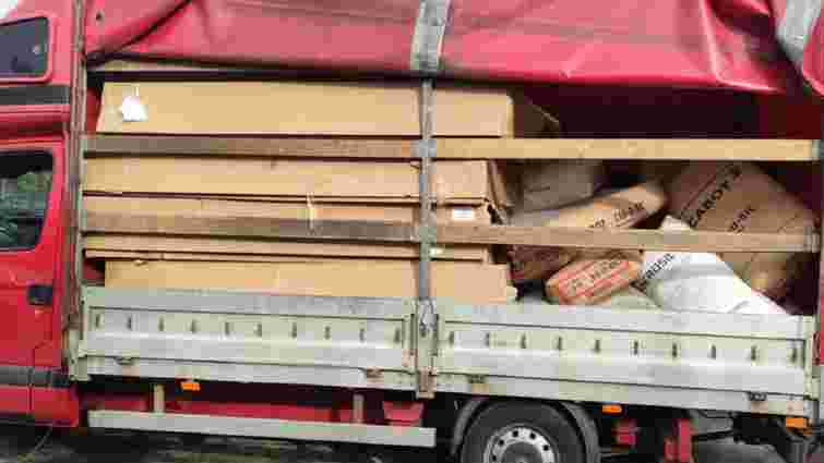 На кордоні з Польщею у водія вилучили вантажівку з будматеріалами на 1,5 млн грн