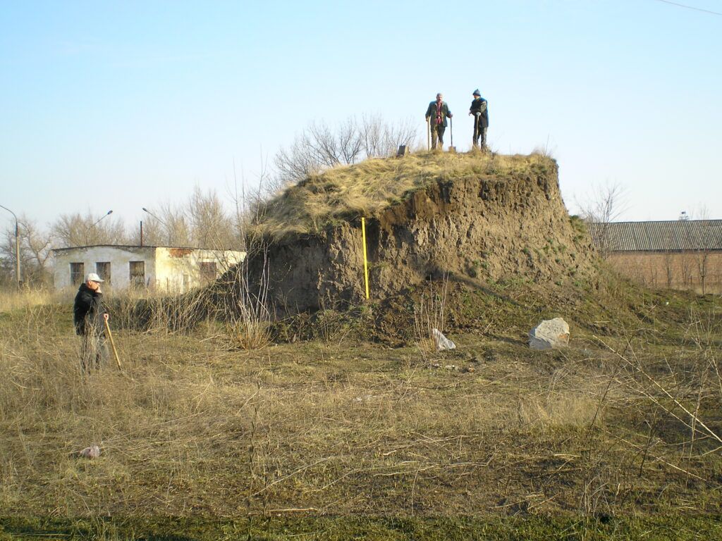 Знищений курган, біля якого знайшли поховання катакомбної культури