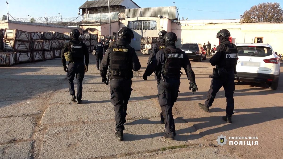 В’язні колонії на Житомирщині видурювали гроші у військових і волонтерів

