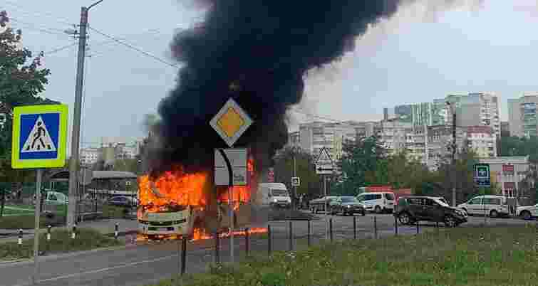 У Львові під час руху загорілася маршрутка з пасажирами