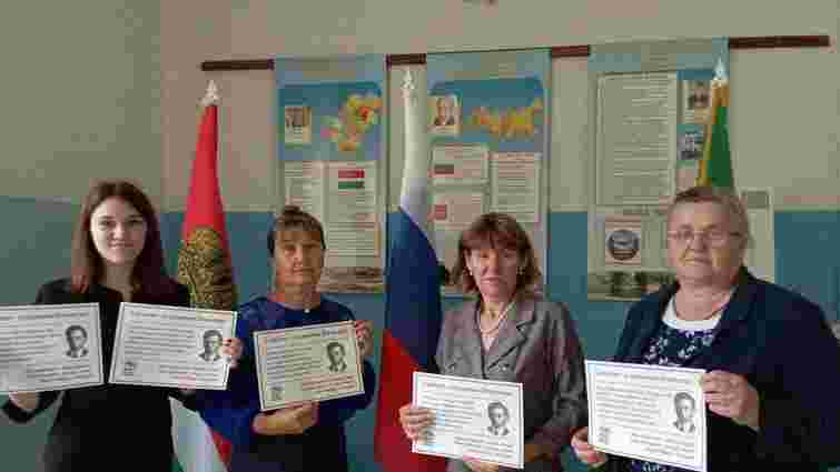 Російські школярі з портретами Бандери привітали Путіна з днем народження