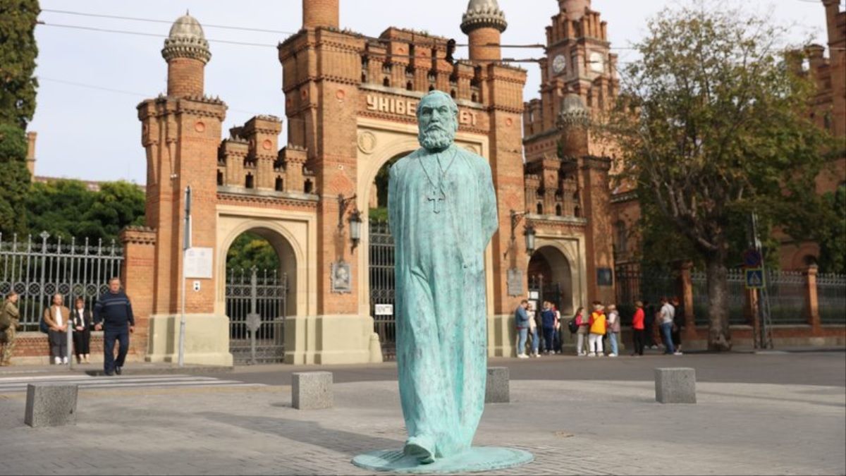 У Чернівцях відкрили відновлений пам'ятник Сидору Воробкевичу