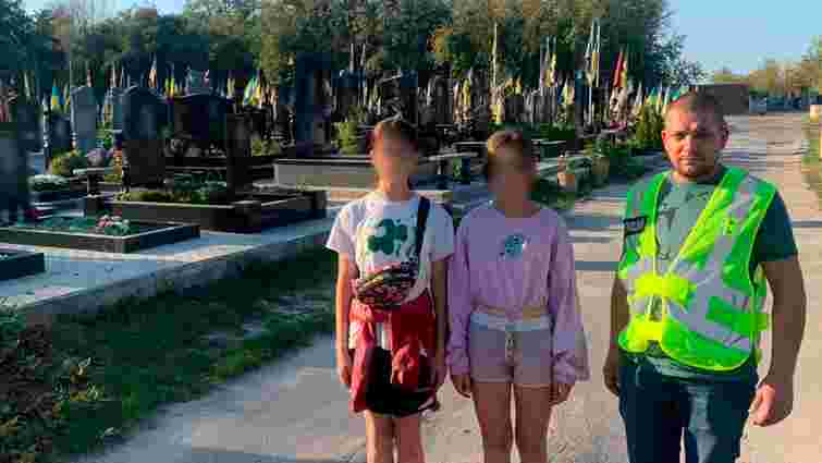 Група підлітків обкрадала могили військових у Києві