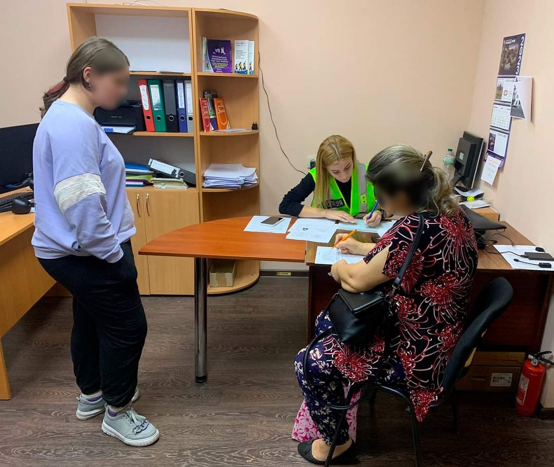 Дівчата-підлітки у відділенні поліції, фото поліції