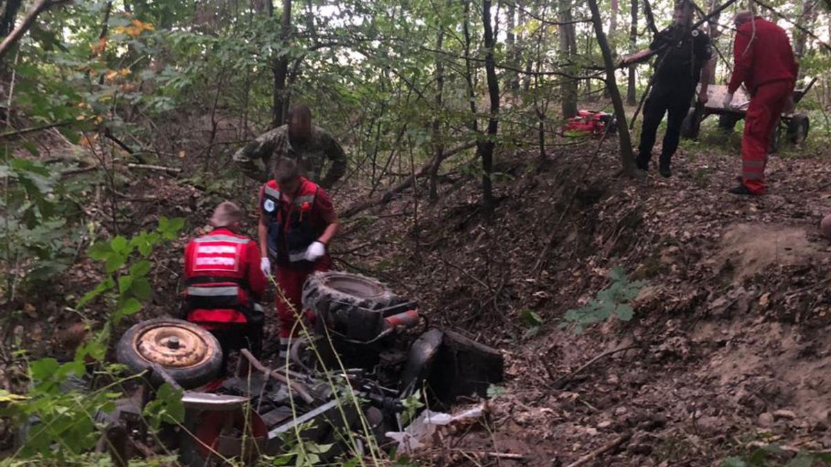 22-річного мешканця Львівщини притиснуло саморобним трактором