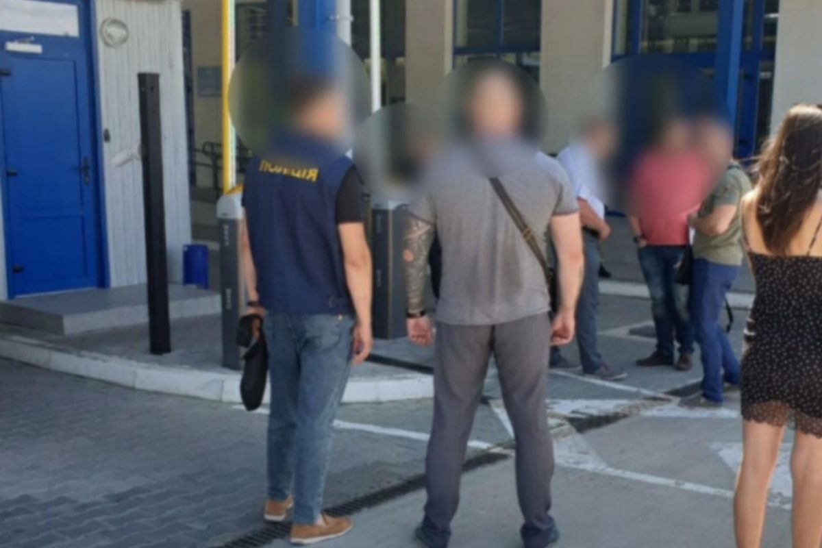 Чернівецького митника судитимуть за хабарі за оформлення посилок