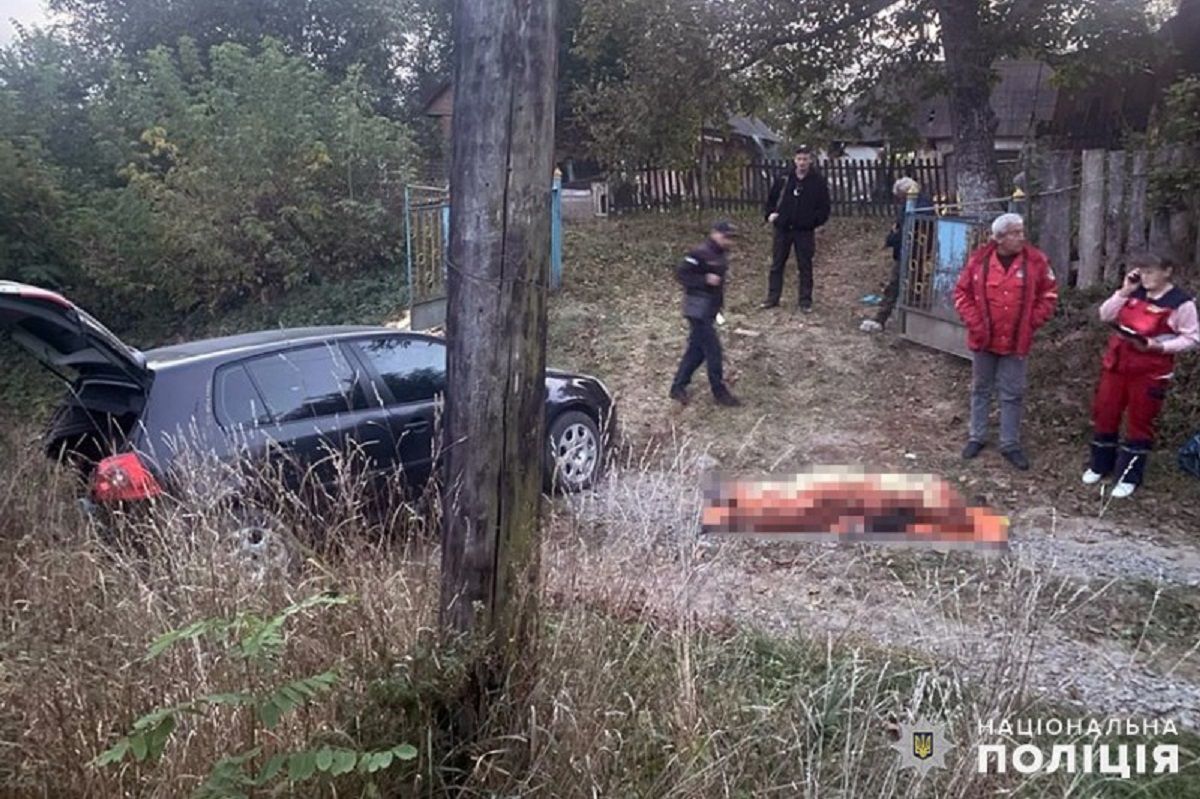 На Хмельниччині автомобіль скотився зі схилу і на смерть переїхав жінку