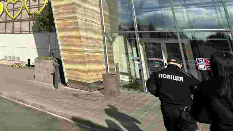 Поліція затримала 51-річну львів’янку за псевдозамінування ТРЦ Spartak у Львові