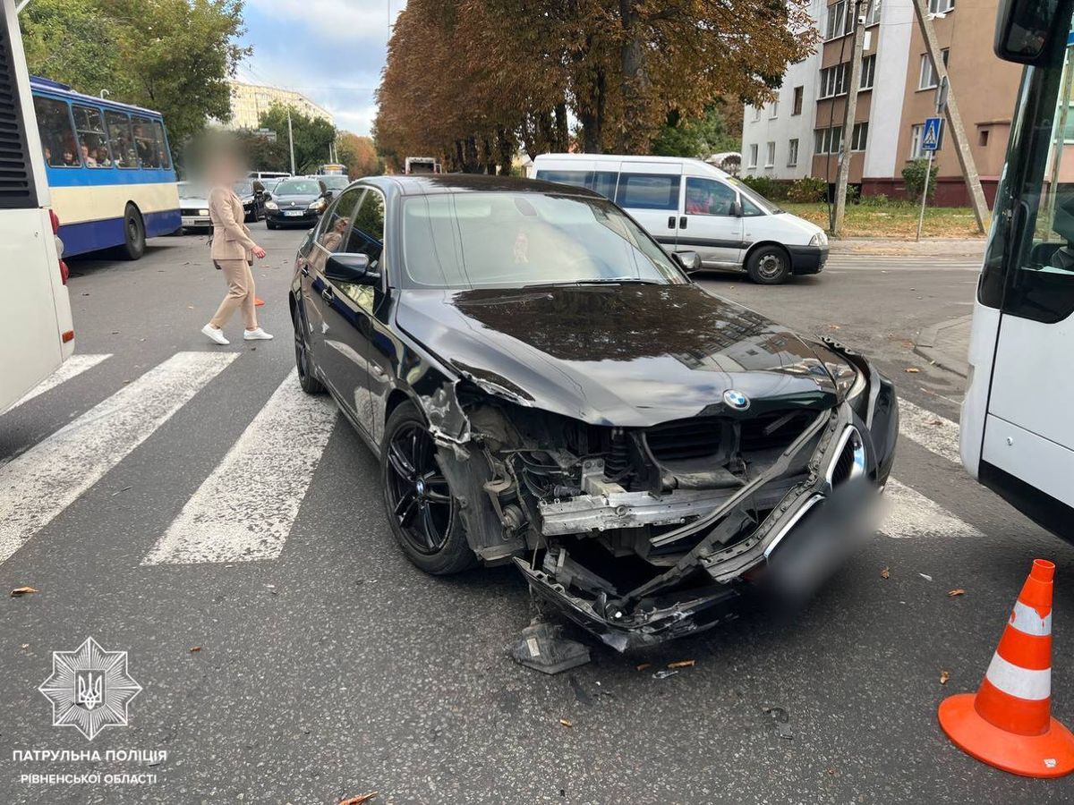У Рівному водій BMW під наркотиками в'їхав у маршрутку 