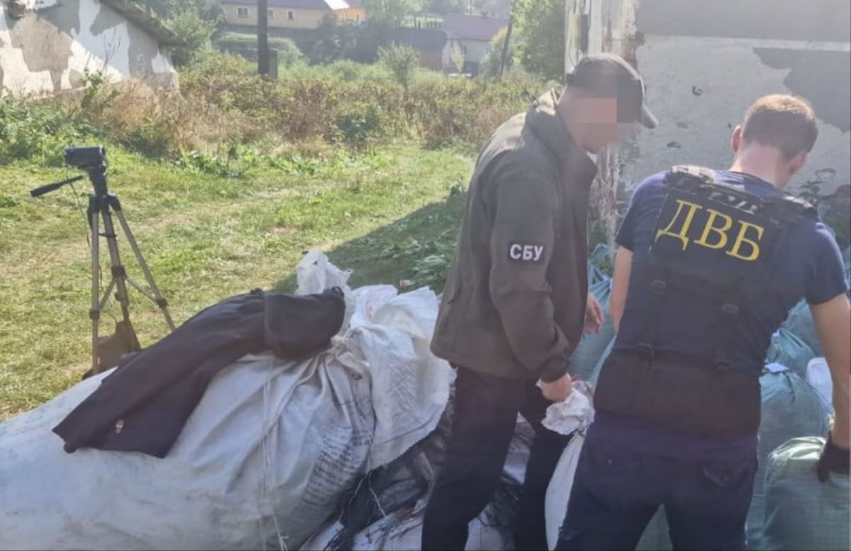 На Тернопільщині екс-поліцейський організував підпільне виробництво тютюну в корівнику