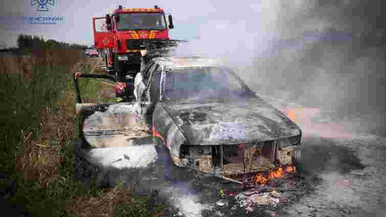 У Кам’янці-Бузькій під час руху загорілось авто Audi 80