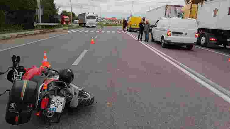 На об’їзній Львова мотоцикліст зіткнувся з двома мікроавтобусами