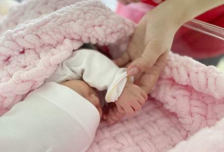 У Львові дитячі хірурги видалили у новонародженої дівчинки кілограмову пухлину