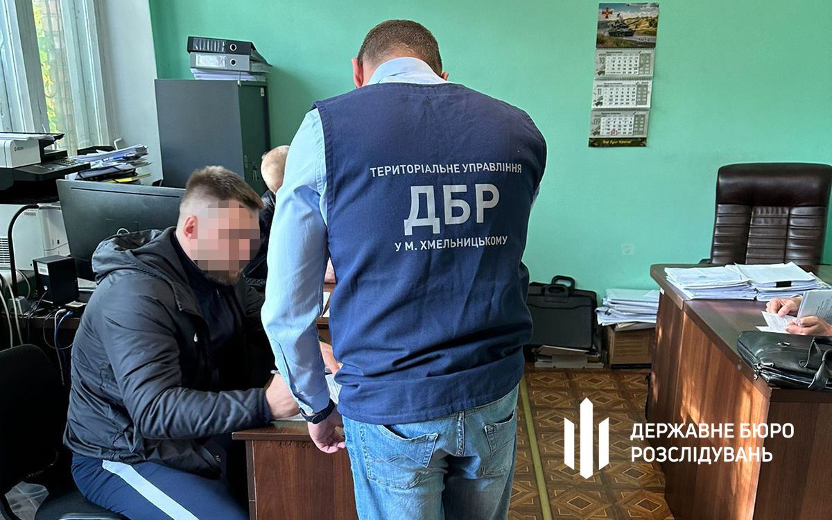 Правоохоронця і адвоката з Хмельниччини викрили на виготовленні довідок для ухилянтів 