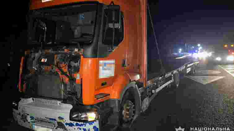 44-річний поліцейський важко постраждав внаслідок наїзду вантажівки на Хмельниччині
