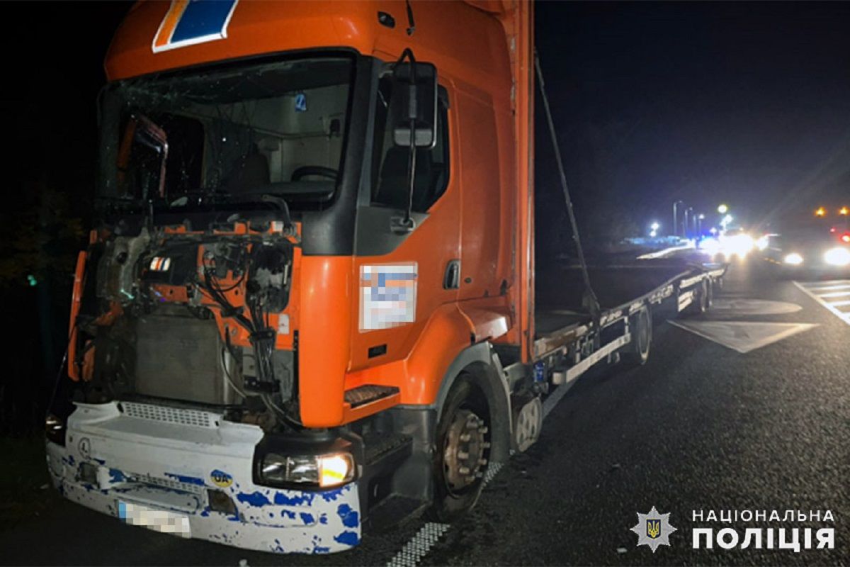 44-річний поліцейський важко постраждав внаслідок наїзду вантажівки на Хмельниччині