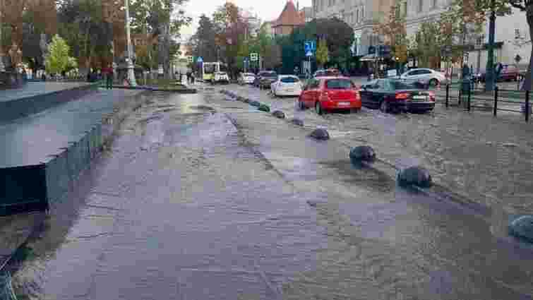 Через прорив водопроводу у центрі Львова затопило проспект Свободи